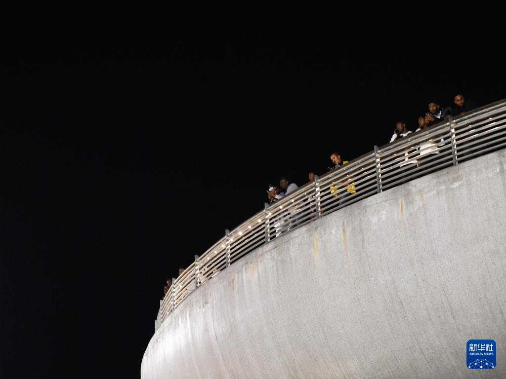 2月18日,在埃塞俄比亚首都亚的斯亚贝巴,游客们在友谊广场游玩。新华社记者 李亚辉 摄