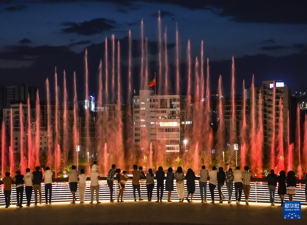 2月18日,在埃塞俄比亚首都亚的斯亚贝巴,游客们在友谊广场欣赏音乐喷泉。新华社记者 李亚辉 摄