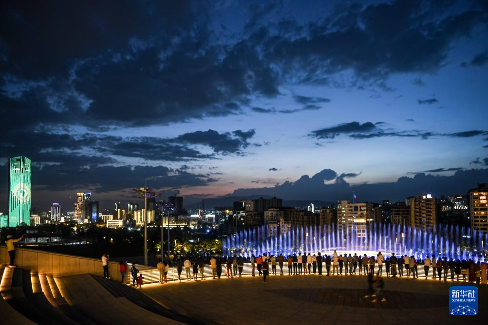 2月18日,在埃塞俄比亚首都亚的斯亚贝巴,游客们在友谊广场欣赏音乐喷泉。新华社记者 李亚辉 摄