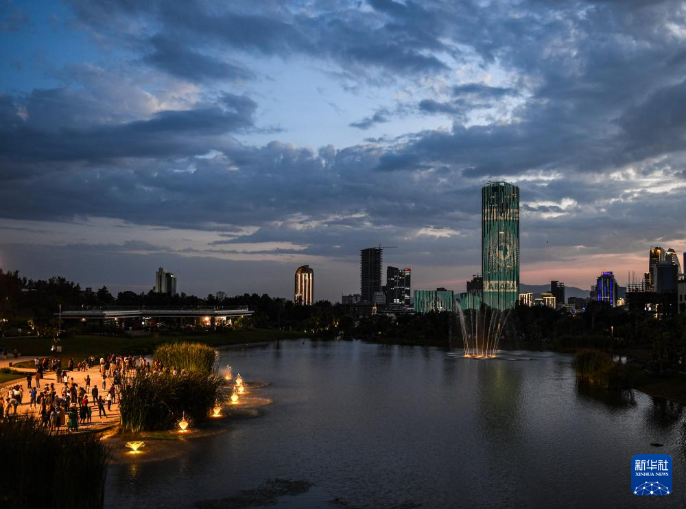 这是2月18日在埃塞俄比亚首都亚的斯亚贝巴友谊广场拍摄的黄昏景色。新华社记者 李亚辉 摄