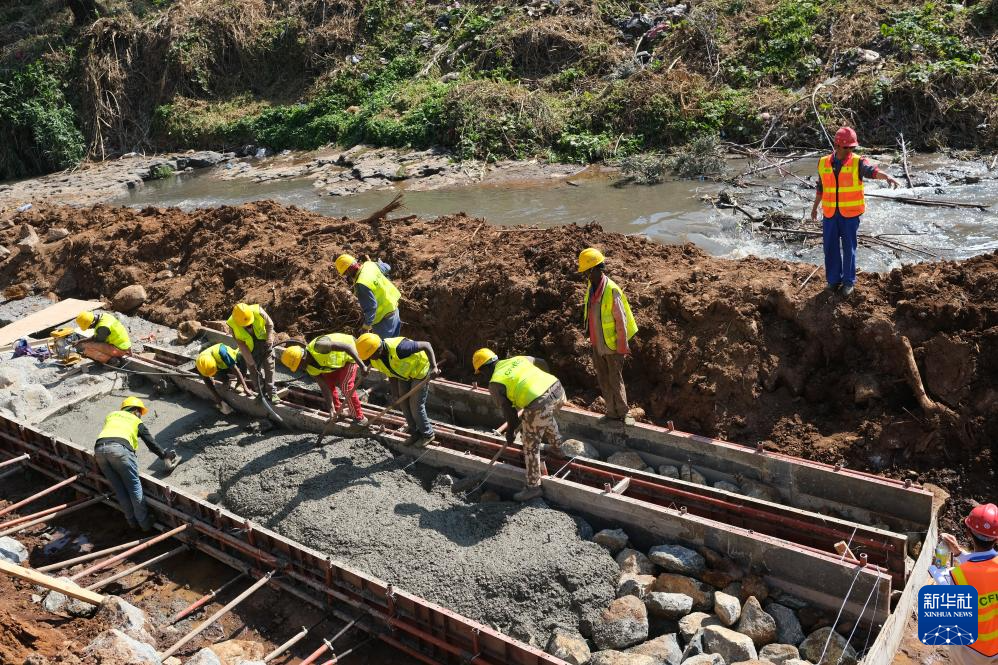 2019年10月27日,在埃塞俄比亚首都亚的斯亚贝巴,工人们在友谊广场河道施工现场工作。新华社发(中交一公局集团供图)