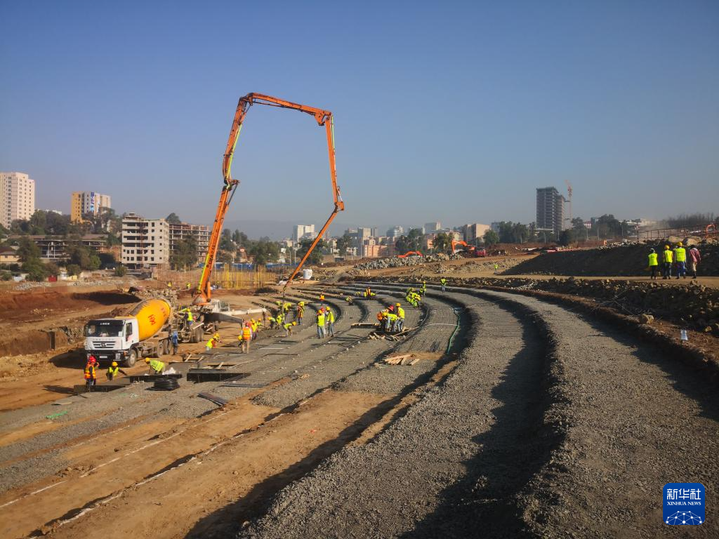 这是2019年12月6日在埃塞俄比亚首都亚的斯亚贝巴拍摄的友谊广场施工现场。新华社发(中交一公局集团供图)