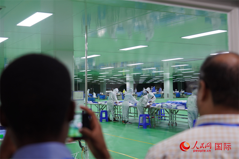 嘉宾参观生产车间。人民网记者 黄炜鑫摄