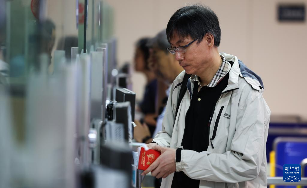 5月9日,入境旅客在海口美兰边检站办理边检手续后通关。当日,记者从海口出入境边防检查总站了解到,扩大59国人员免签入境海南事由政策自今年2月9日正式实施以来,入境海南的免签外籍旅客已超7.5万人次,外籍游客赴琼热情被进一步激发。新华社记者 杨冠宇 摄