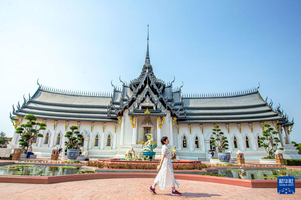 3月1日,中国游客在泰国北榄府暹罗古城游览。当日,中国与泰国互免持普通护照人员签证协定正式生效,中泰迈入“免签时代”。新华社记者 王腾 摄