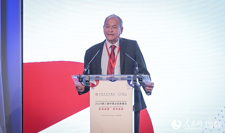 英国48家集团俱乐部荣誉主席斯蒂芬·佩里致辞。人民网 郭锦标摄