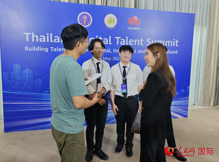 泰国国立法政大学学生接受本网采访。李映民摄