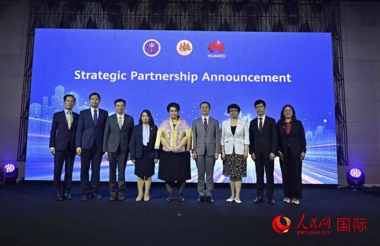 数字人才峰会现场。左五为泰国高等教育、科学、研究和创新部长素巴玛·伊沙拉帕迪,右三中国驻泰国大使馆教育参赞许兰,右四为华为泰国技术有限公司总经理李雄伟。人民网记者 简承渊摄