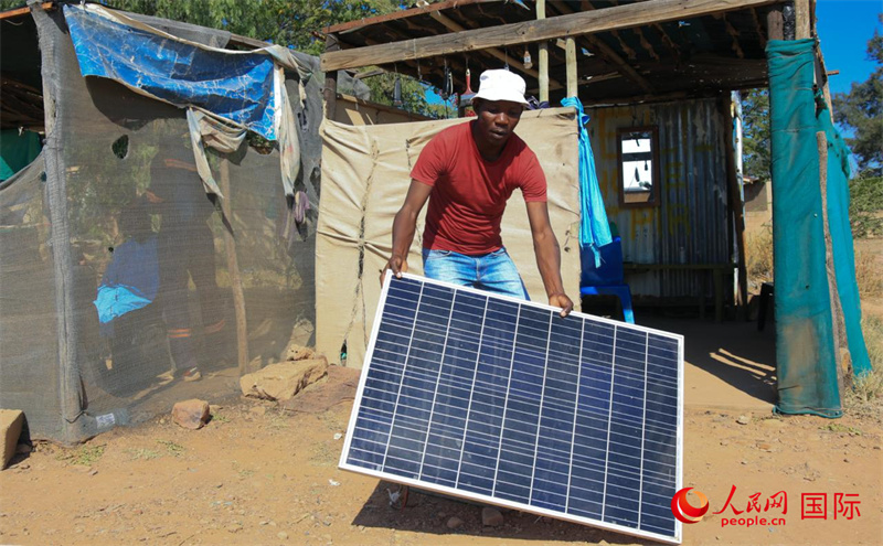 莫绍拉特贝·巴布森使用太阳能发电板为理发店供电。恩古巴瓦纳摄