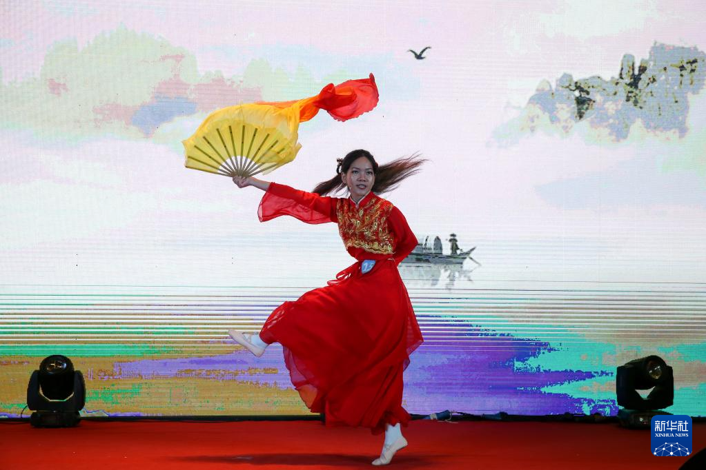 68գ⣬һѧڡšıչʾա»緢㣩