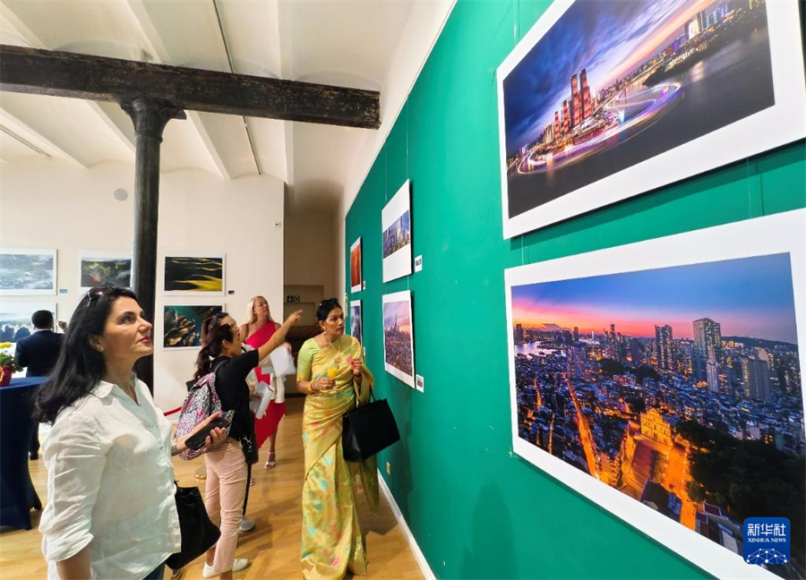 7月10日,观众在德国杜塞尔多夫观看“中国故事”世界摄影巡回展。新华社发(王小川摄)