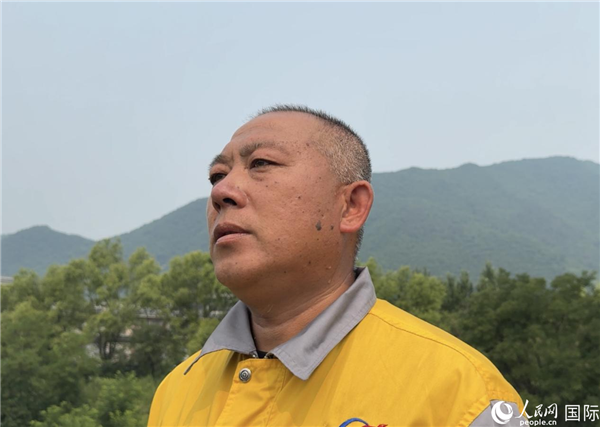 7月11日,接受人民网采访的化桥隧车间第一维修小组工长刘传双。人民网 谢莹摄