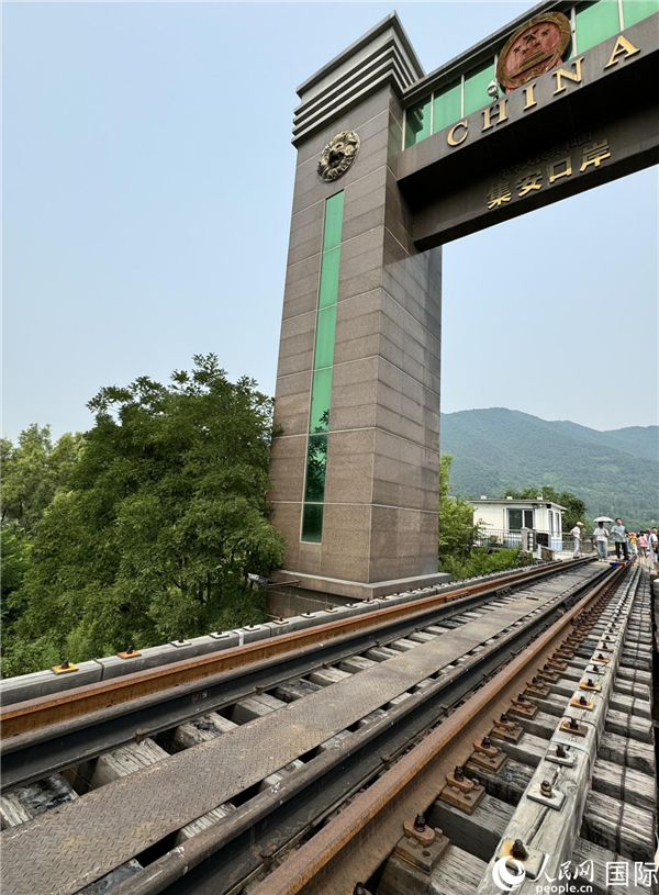 7月11日,集安鸭绿江国境铁路大桥中国段。人民网 谢莹摄