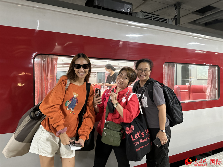 7月19日,乘坐首趟泰老跨境铁路客运列车的旅客。人民网记者 孙广勇摄