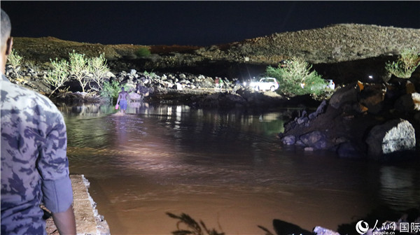 洪涝阻断道路。梅彪彪摄