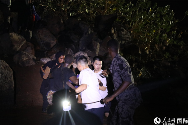 将受困民众转移至安全区域。梅彪彪摄