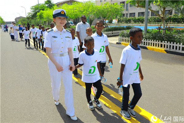 吉百名学生参观营区。米鹏摄
