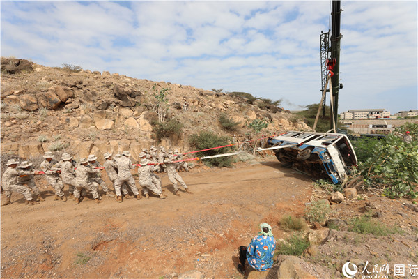应急救援当地倾覆车辆。米鹏摄