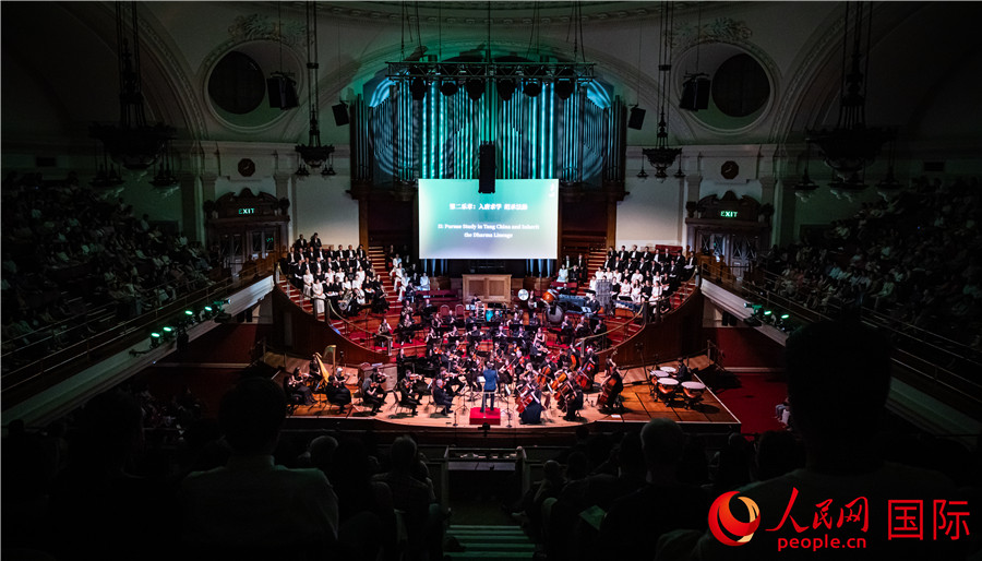 图为伦敦威斯敏斯特中央大厅《空海》交响曲演出现场。人民网 郭锦标摄