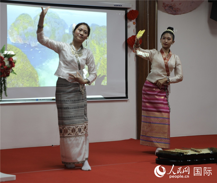 学生们在表演。人民网记者 刘慧摄