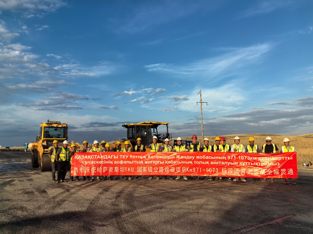 项目部合影。 中建六局交通公司供图