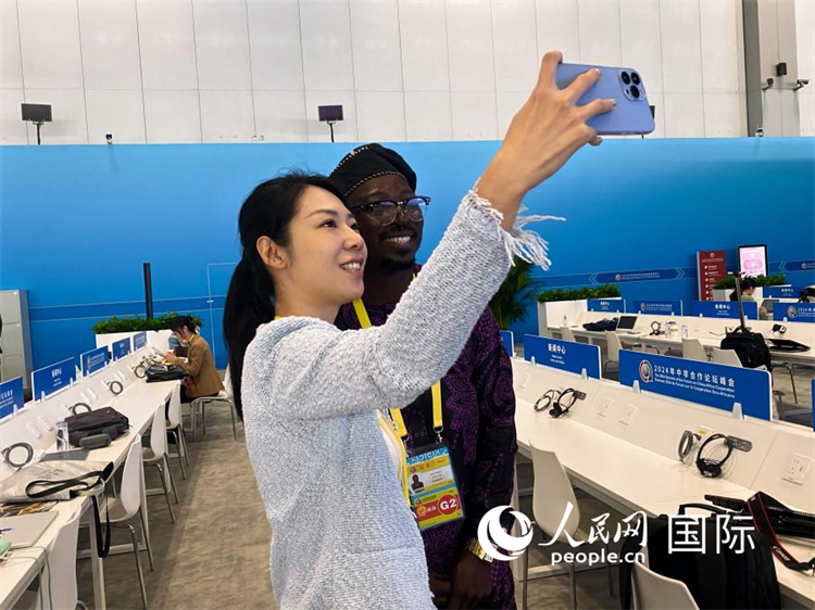 非洲媒体记者接受人民网记者采访。人民网记者 于洋摄