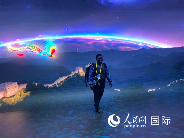 非洲媒体记者在新闻中心通过超高清技术,沉浸式体验中国壮美河山。人民网记者 于洋摄
