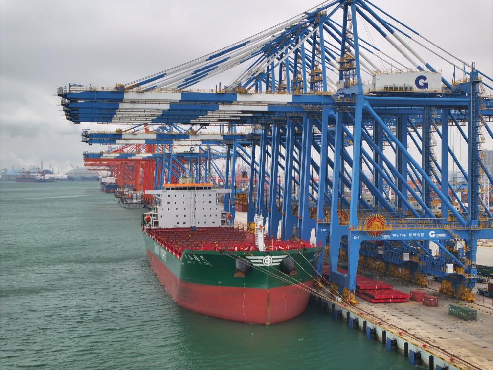 2月23日拍摄的广西北部湾港钦州港区的码头堆场(无人机照片)。新华社记者 周华 摄