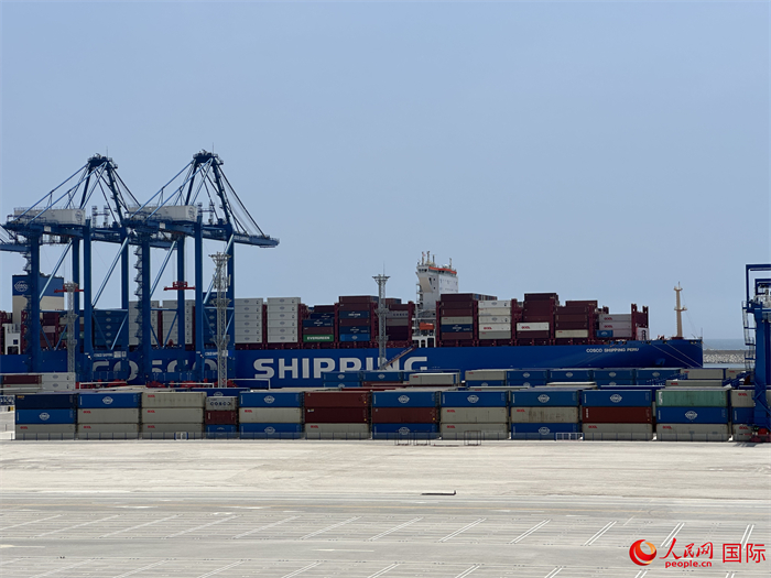 当地时间11月15日,秘鲁钱凯港码头操作区现场。人民网记者 周雨摄