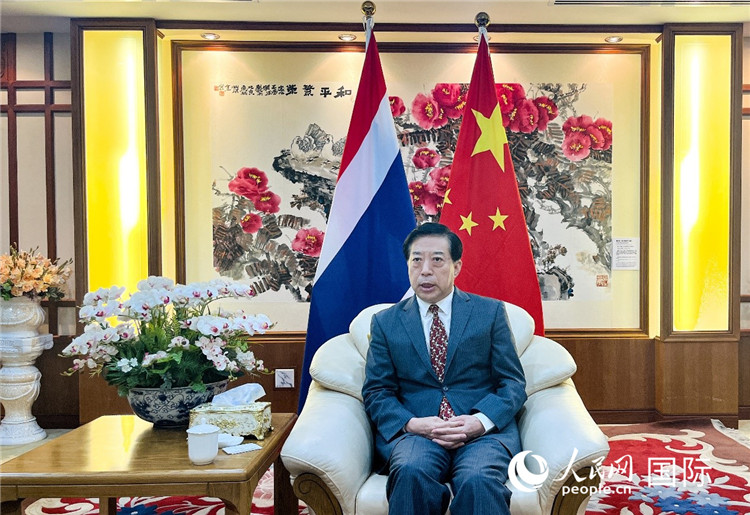 2024年12月10日,中国驻泰国大使韩志强在泰国曼谷接受中国—东盟中心(ACC)组织的“多彩东盟:2024年中国媒体东盟行”媒体团采访。人民网记者 羡江楠摄