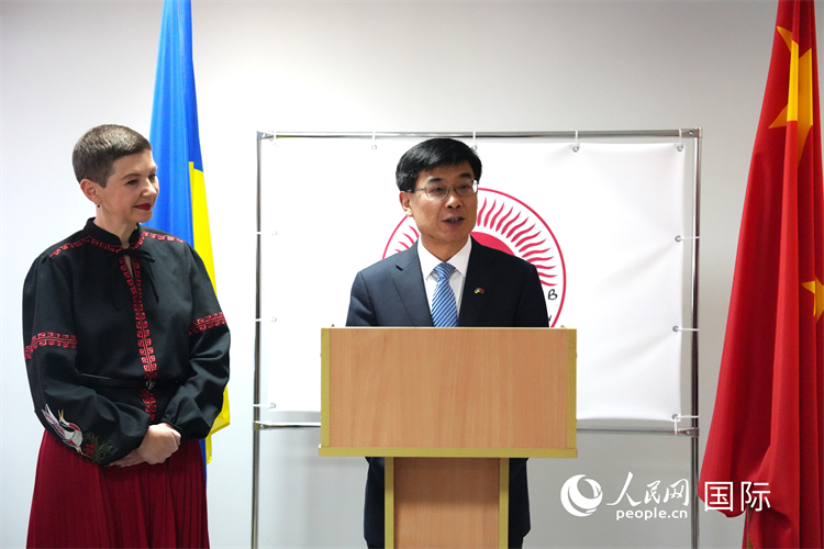 中国驻乌克兰大使马升琨致辞,左为基辅第一东方语言学校校长普罗斯库拉 (人民网记者 蔡子畅摄)