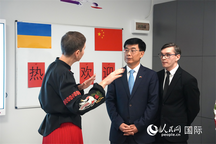 普罗斯库拉校长向马升琨大使介绍学校建设情况 (人民网记者 蔡子畅摄)