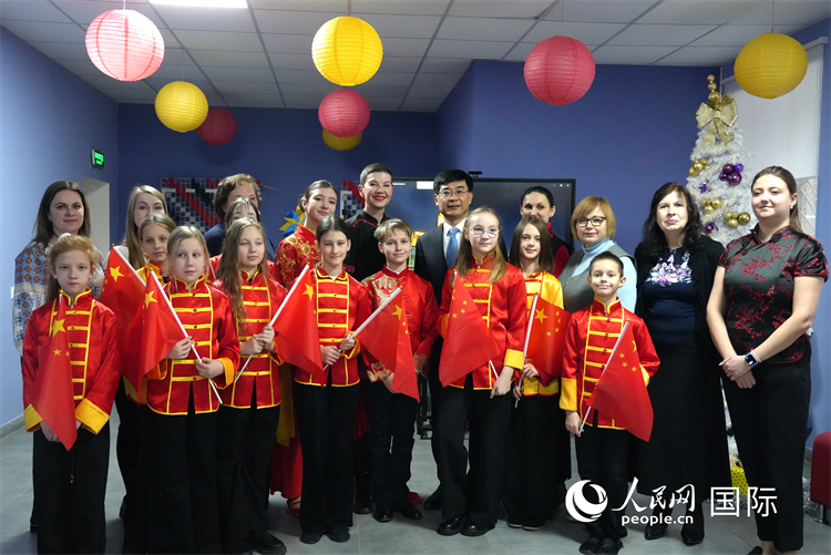 马升琨大使与师生代表合影 (人民网记者 蔡子畅摄)
