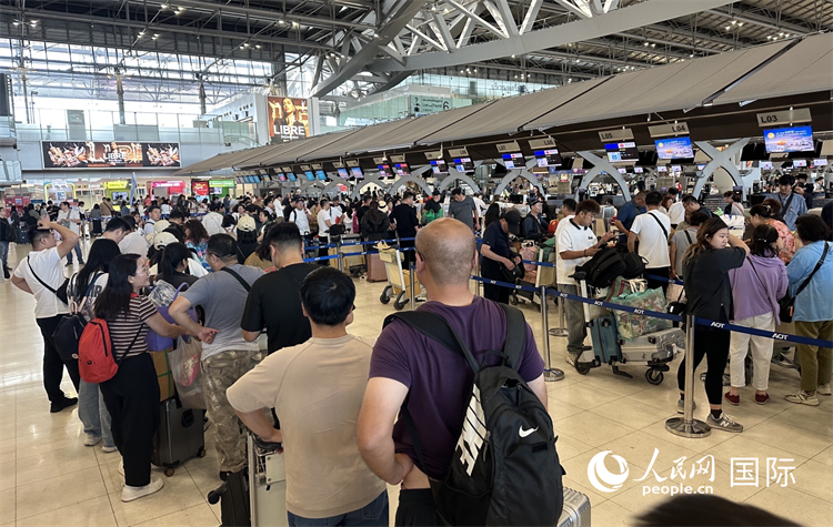 各国游客在泰国素万那普机场办理值机业务。人民网记者 简承渊摄