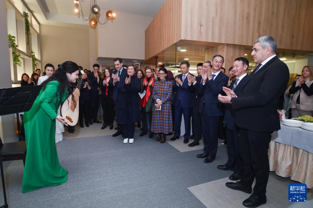 1月20日，在西班牙马德里，重庆市歌剧院的艺术家在“‘你好，中国’重庆美食走进联合国旅游组织——‘渝味360碗’美食推介会”上表演。新华社发（古斯塔沃·巴连特摄）