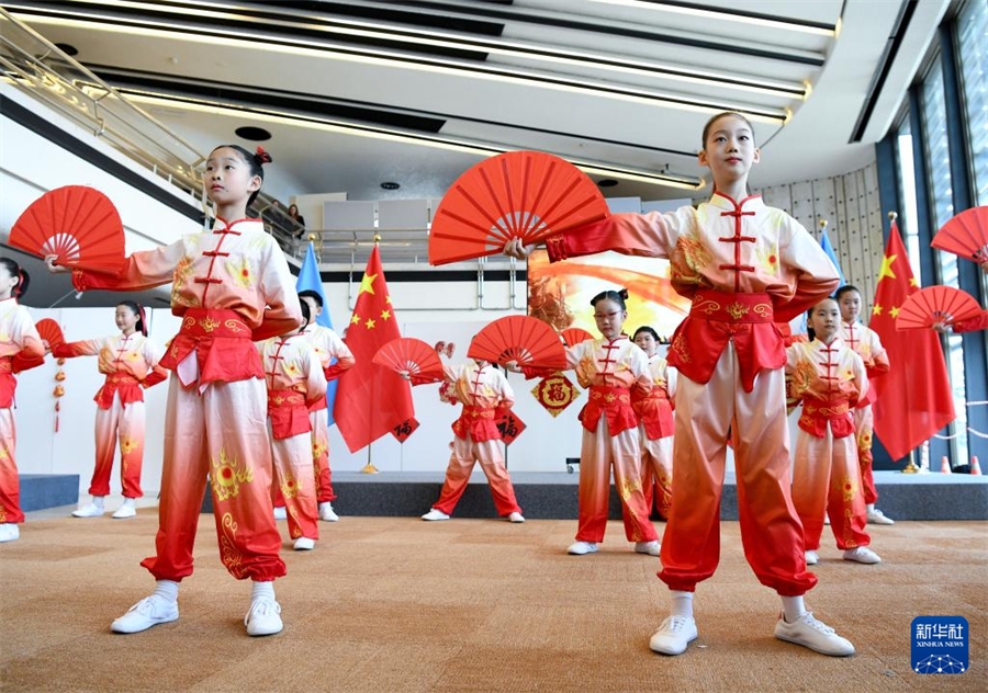 2月12日，在瑞士日内瓦万国宫，孩子们在迎新春庆祝活动上表演。新华社记者 连漪 摄