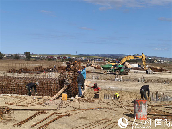 科技城内，一些工厂正在紧锣密鼓地建设之中。人民网记者 黄培昭摄