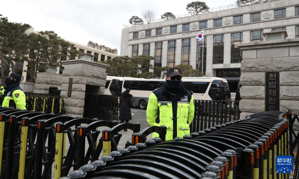 2月25日，警察在韩国首尔宪法法院前维持秩序。新华社记者 姚琪琳 摄