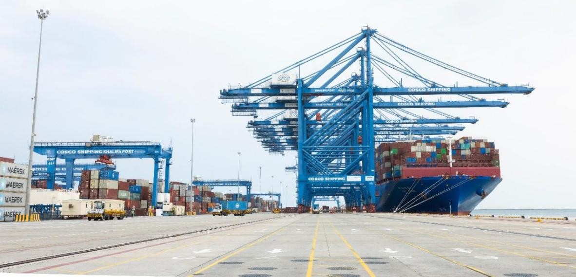 近日,“中海环球轮”在中远海运港口阿布扎比码头装卸。中远海运港口阿布扎比码头供图