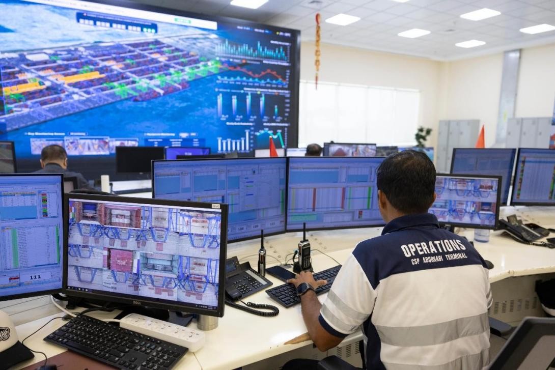 中远海运港口阿布扎比码头控制室内,工作人员通过数字孪生系统跟进工作进度。中远海运港口阿布扎比码头供图