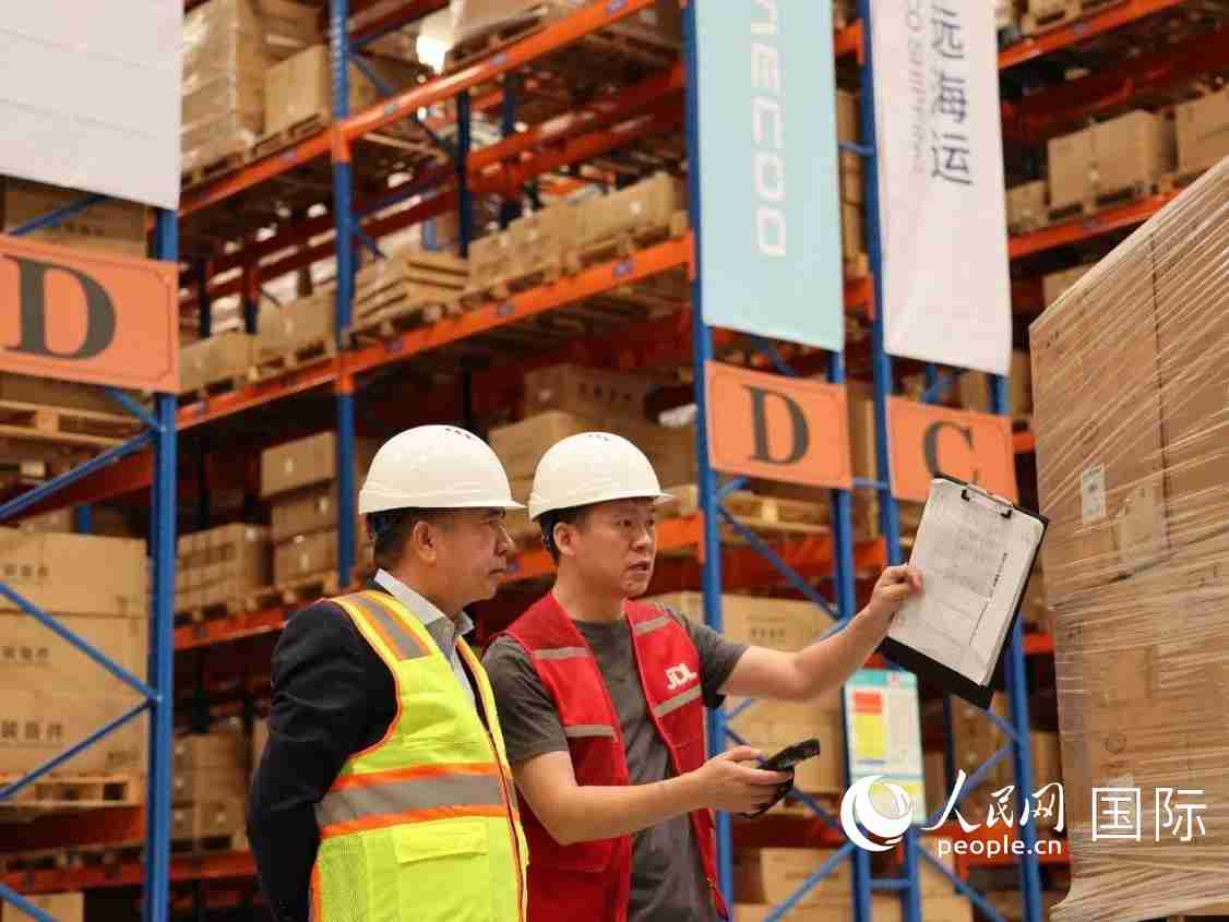 中远海运在杰贝阿里自贸区的海外仓内,工作人员在查看货物情况。人民网记者 管克江摄