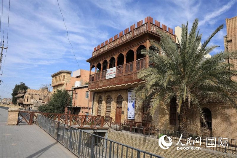 阿尔莎河边的花格窗房子。人民网 伊纳斯·易卜拉欣摄