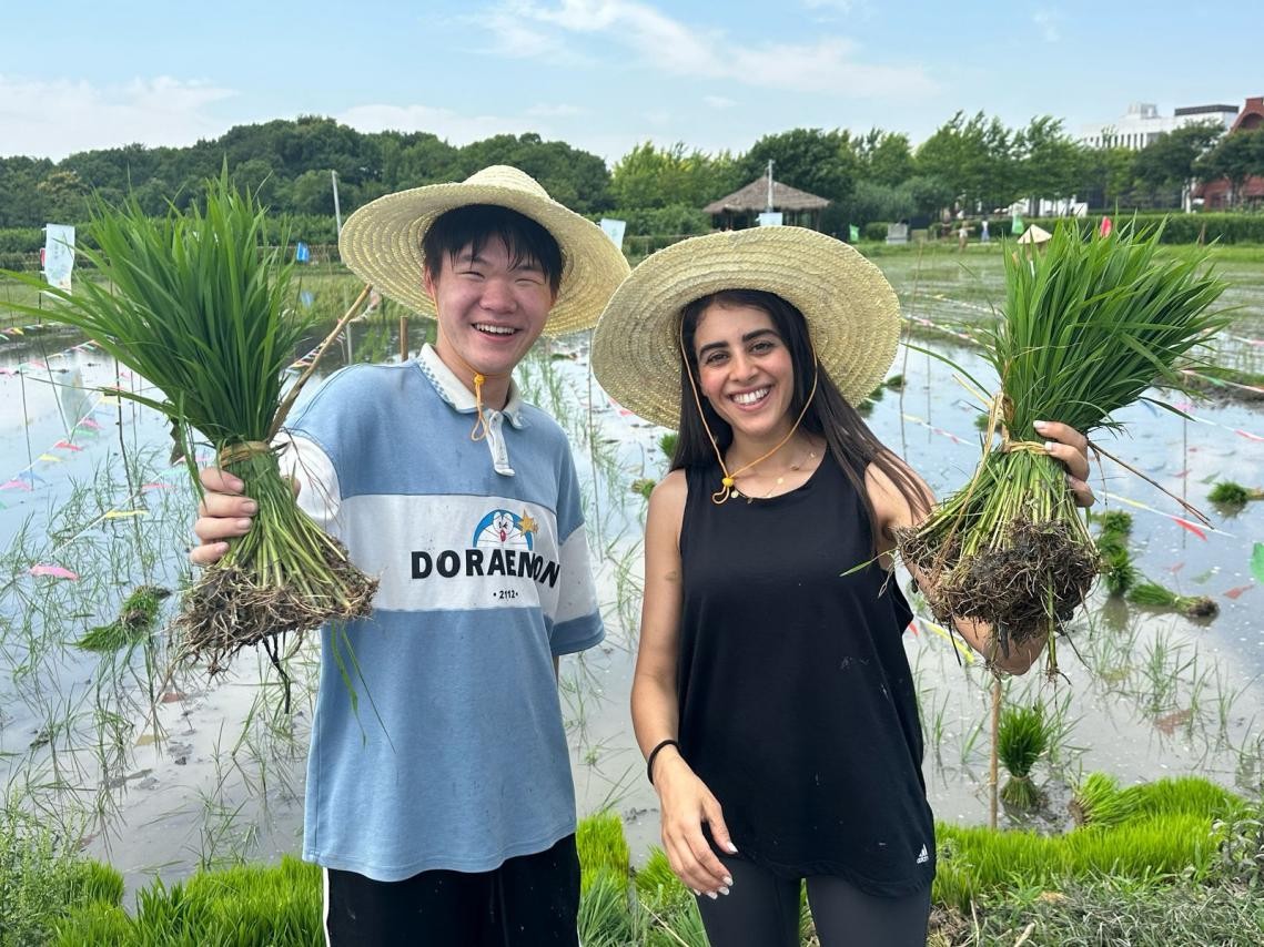 卡友琪在插秧。受访者供图