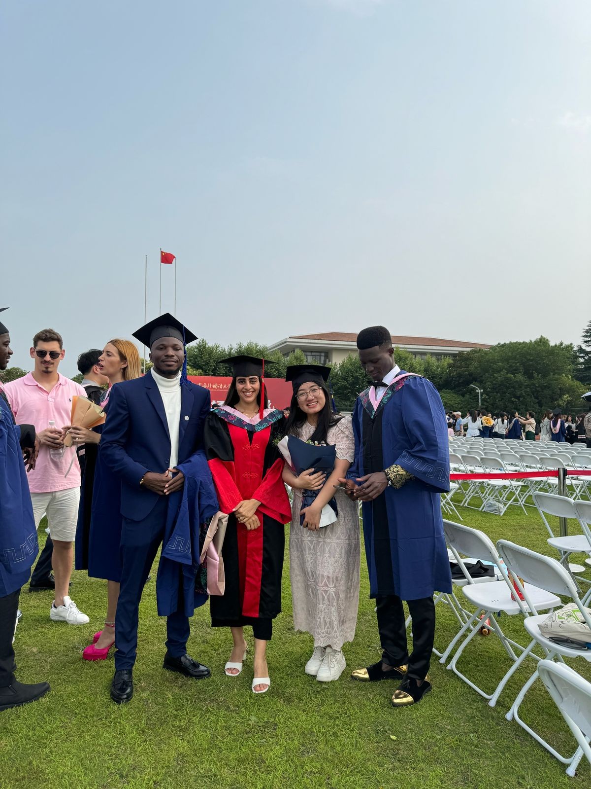 卡友琪(右三)在中国获得学位后与同学合影。受访者供图