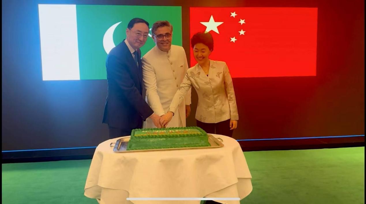 外交部副部长孙卫东（左）、巴基斯坦驻华大使卡里尔·哈什米（中）、中联部副部长孙海燕（右）共切蛋糕。巴基斯坦驻华大使馆供图