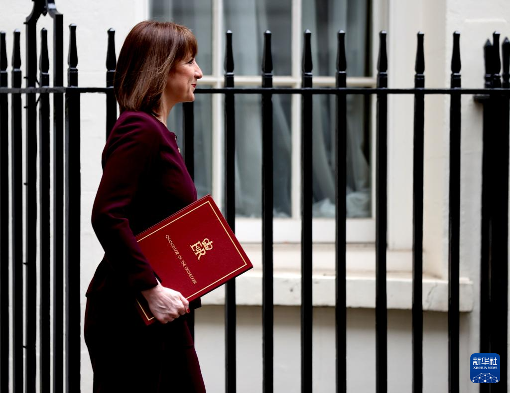 3月26日，在英国伦敦，英国财政大臣里夫斯前往议会公布春季预算案。新华社记者 李颖 摄