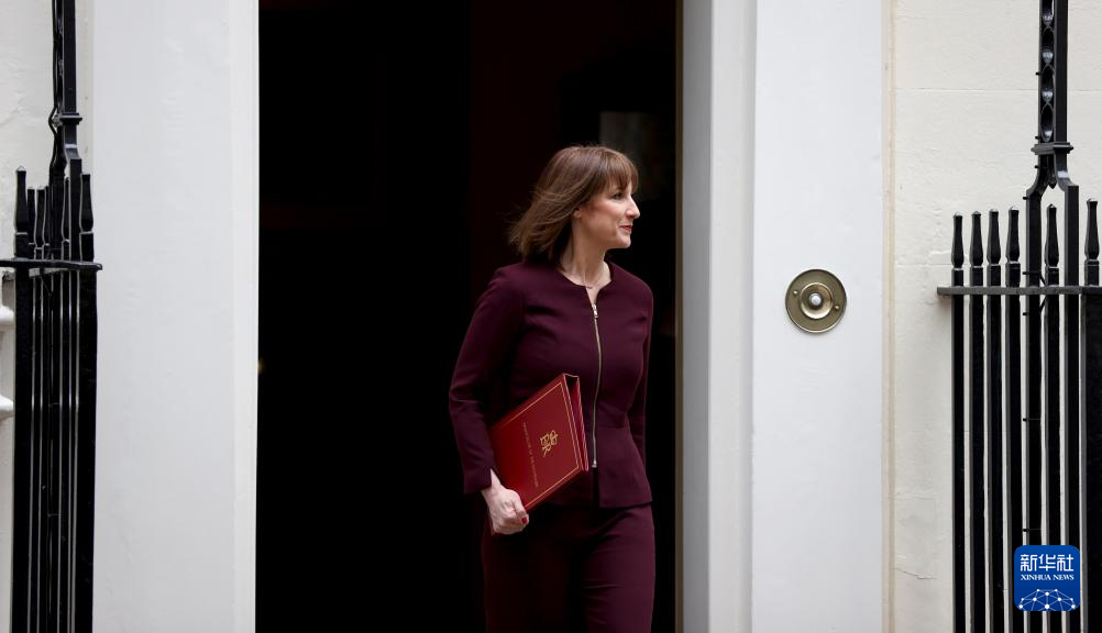 3月26日，在英国伦敦，英国财政大臣里夫斯前往议会公布春季预算案。新华社记者 李颖 摄