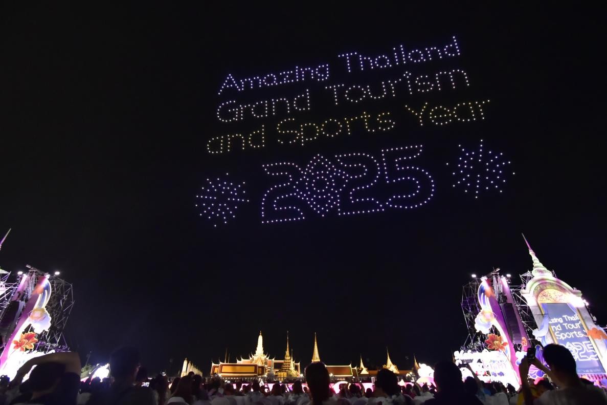 由1200架无人机组成的灯光秀点亮夜空。泰国国家旅游局供图