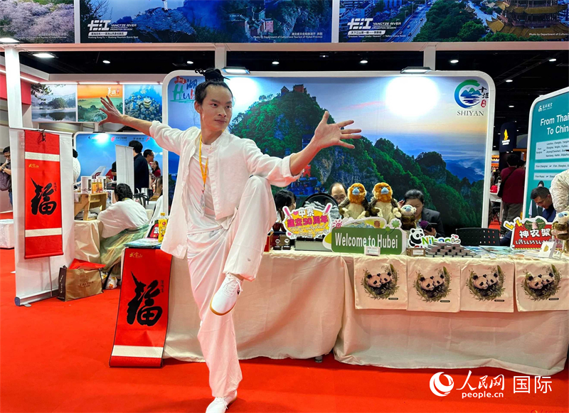 中国武当功夫走进东南亚，以精湛的武艺和飘逸的身姿诠释中国武术的精髓。人民网记者 简承渊摄