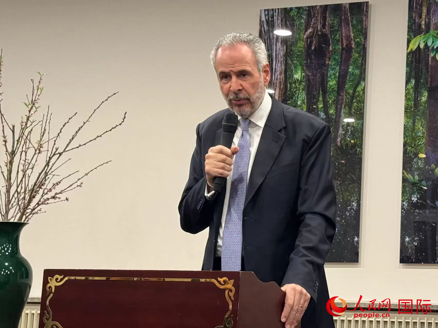 《联合国气候变化框架公约》第三十次缔约方大会(COP30)候任主席安德烈·科雷亚·多拉戈18日在巴西驻华大使馆举行新闻发布会。人民网记者 苏缨翔摄